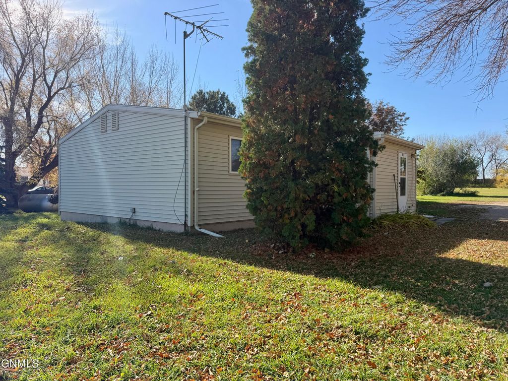 1425 46th Street W, Williston, ND 58801 photo 3