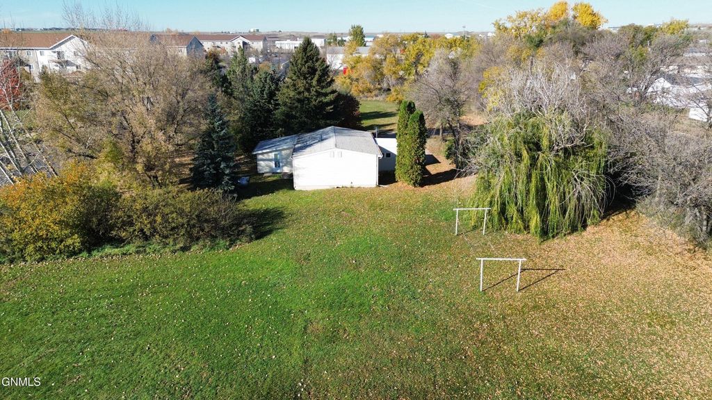 1425 46th Street W, Williston, ND 58801 photo 4