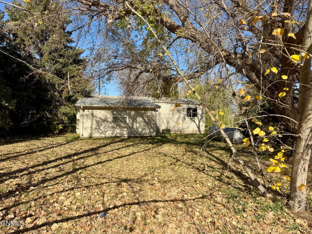 1425 46th Street W, Williston, ND 58801 photo 5
