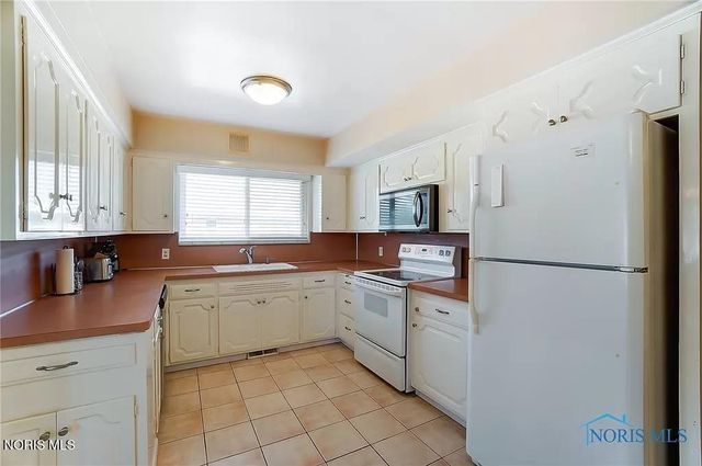 2148 Richards Road, Apt 6, Ottawa Hills, OH 43606