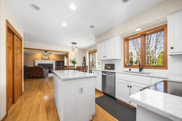 519 Two Rivers DRIVE, Mukwonago, WI 53149