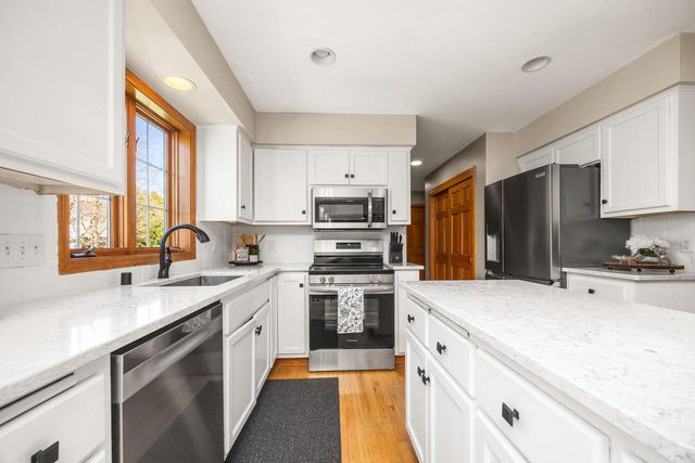 519 Two Rivers DRIVE, Mukwonago, WI 53149