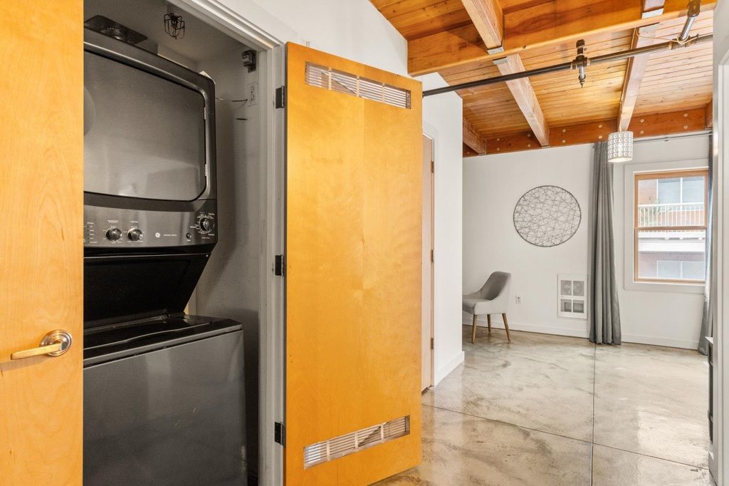 Image 17 of property listing at 2875 2875 Glascock St 209, Oakland, CA 94601