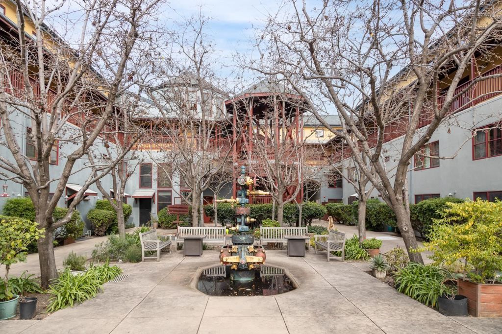 Image 23 of property listing at 2875 2875 Glascock St 209, Oakland, CA 94601