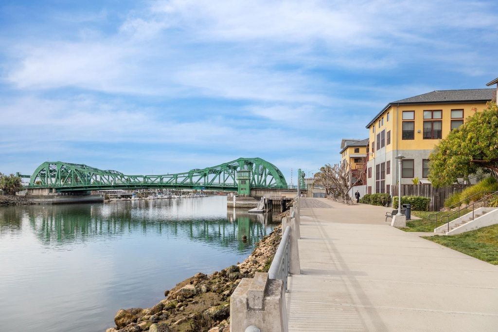 Image 25 of property listing at 2875 2875 Glascock St 209, Oakland, CA 94601