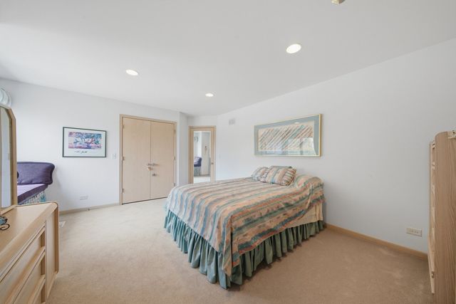 2004 Claridge Court, Northbrook, IL 60062