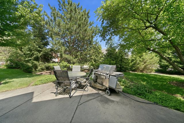 2004 Claridge Court, Northbrook, IL 60062