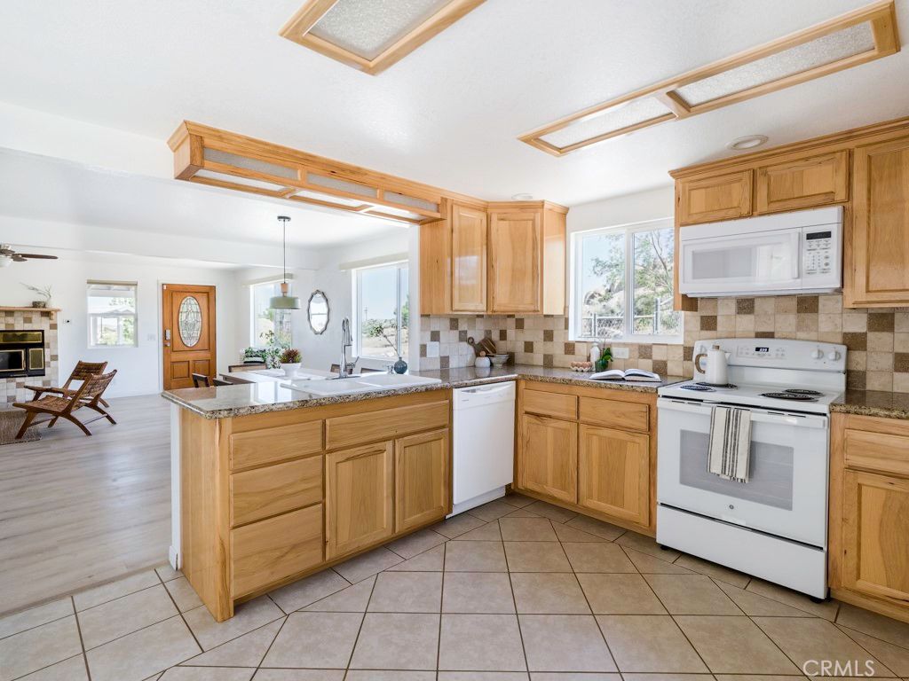 Image 16 of property listing at 5564 Old Woman Springs Road, Yucca Valley, CA 92284