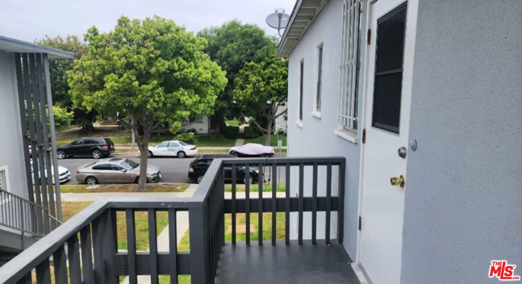 Image 8 of property listing at 3475 Carmona Avenue, Baldwin Hills, CA 90016