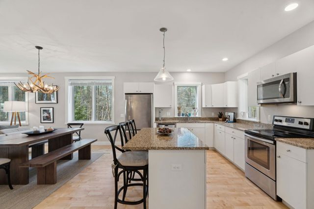 207 Hartness Way, Hartford, VT 05059