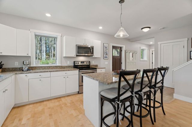 207 Hartness Way, Hartford, VT 05059