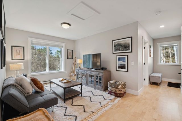 207 Hartness Way, Hartford, VT 05059