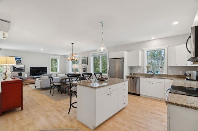 207 Hartness Way, Hartford, VT 05059