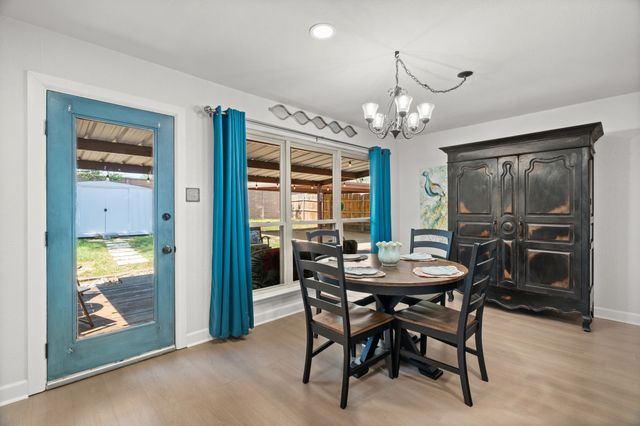 819 Blessing Creek Drive, Euless, TX 76039