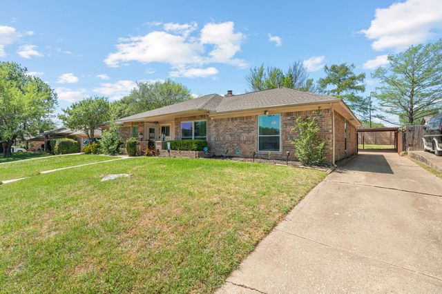 819 Blessing Creek Drive, Euless, TX 76039