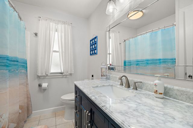 819 Blessing Creek Drive, Euless, TX 76039