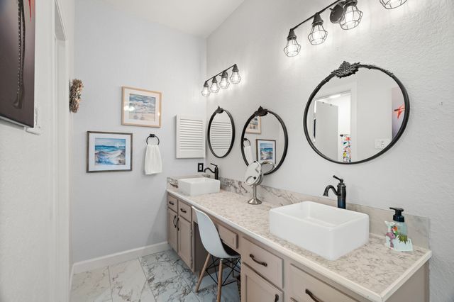 819 Blessing Creek Drive, Euless, TX 76039