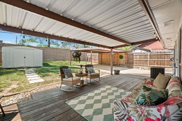 819 Blessing Creek Drive, Euless, TX 76039