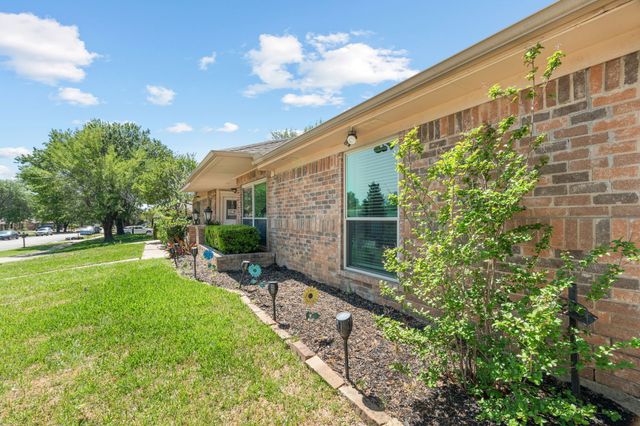 819 Blessing Creek Drive, Euless, TX 76039