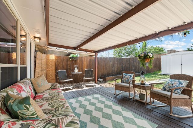 819 Blessing Creek Drive, Euless, TX 76039