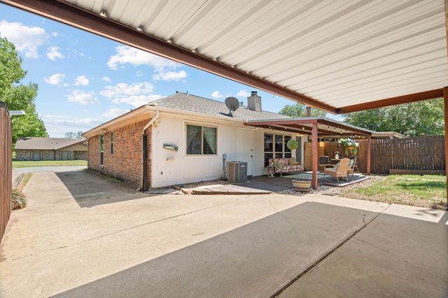 819 Blessing Creek Drive, Euless, TX 76039