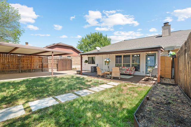 819 Blessing Creek Drive, Euless, TX 76039