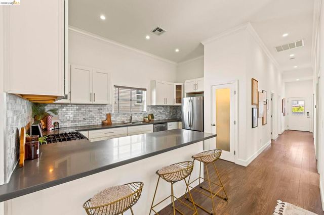 3322 Chestnut St, Oakland, CA 94608