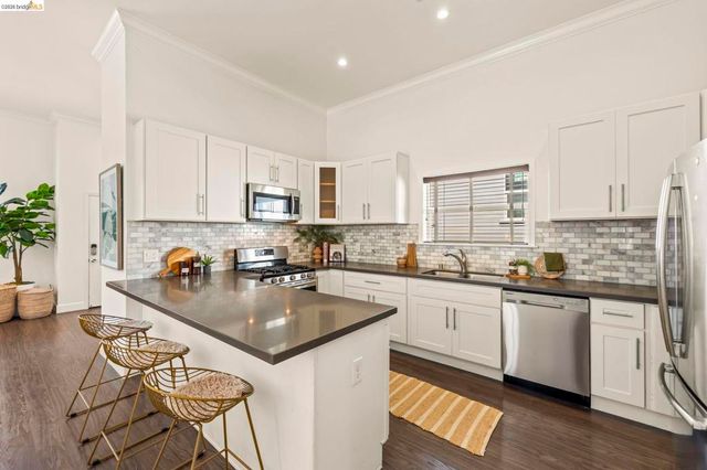 3322 Chestnut St, Oakland, CA 94608