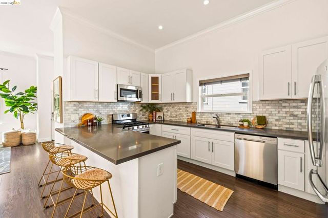 3322 Chestnut St, Oakland, CA 94608