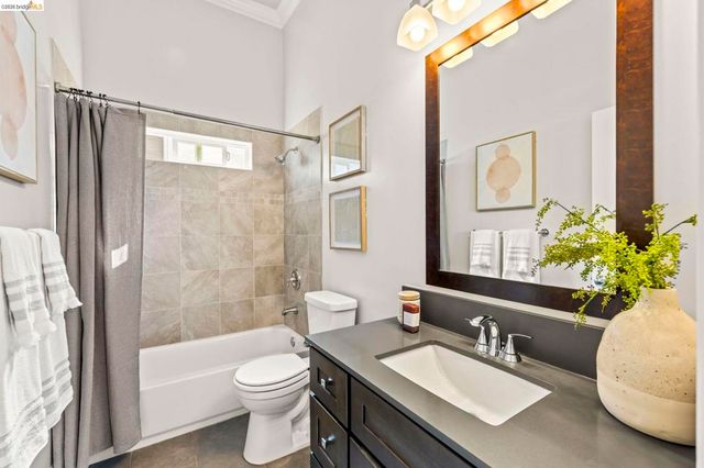 3322 Chestnut St, Oakland, CA 94608