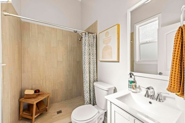 3322 Chestnut St, Oakland, CA 94608