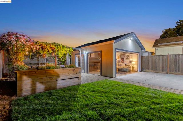 3322 Chestnut St, Oakland, CA 94608