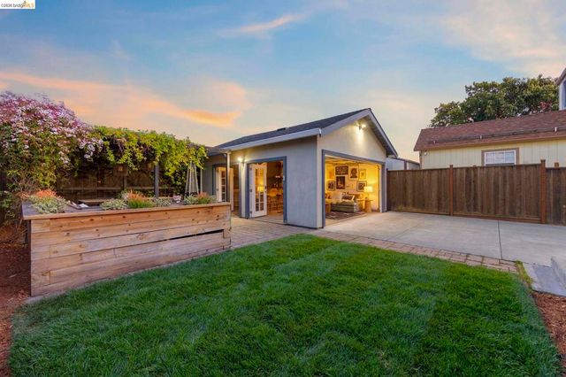 3322 Chestnut St, Oakland, CA 94608