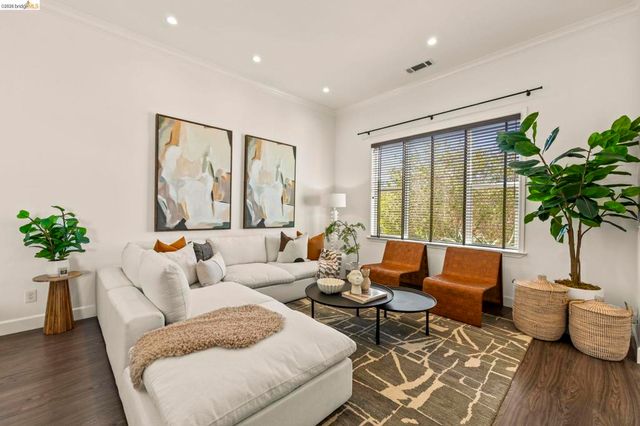 3322 Chestnut St, Oakland, CA 94608