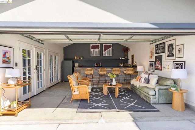 3322 Chestnut St, Oakland, CA 94608