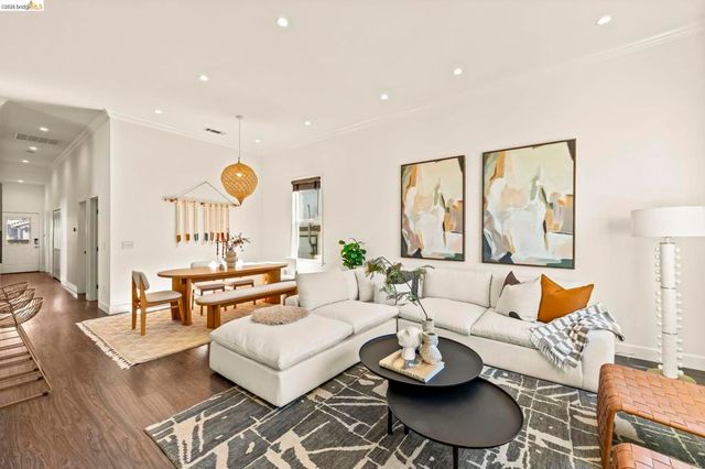 3322 Chestnut St, Oakland, CA 94608