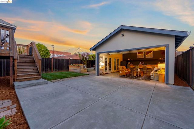 3322 Chestnut St, Oakland, CA 94608