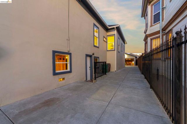 3322 Chestnut St, Oakland, CA 94608