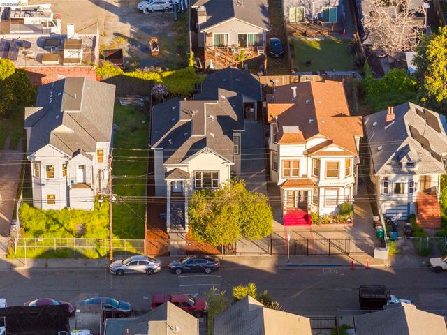 3322 Chestnut St, Oakland, CA 94608