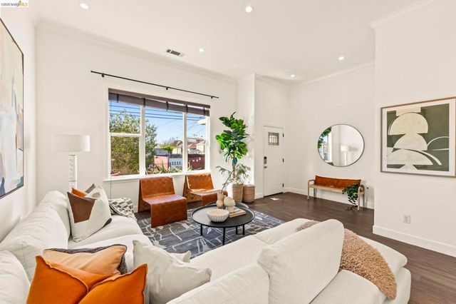 3322 Chestnut St, Oakland, CA 94608