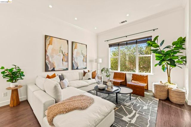 3322 Chestnut St, Oakland, CA 94608