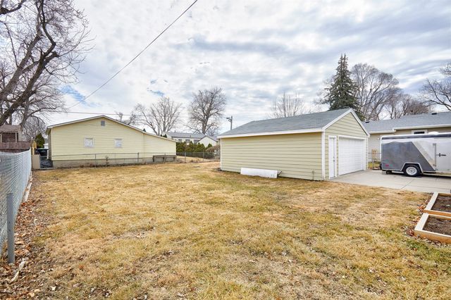 2607 E 38th Street, Des Moines, IA 50317