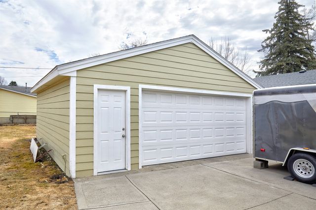 2607 E 38th Street, Des Moines, IA 50317