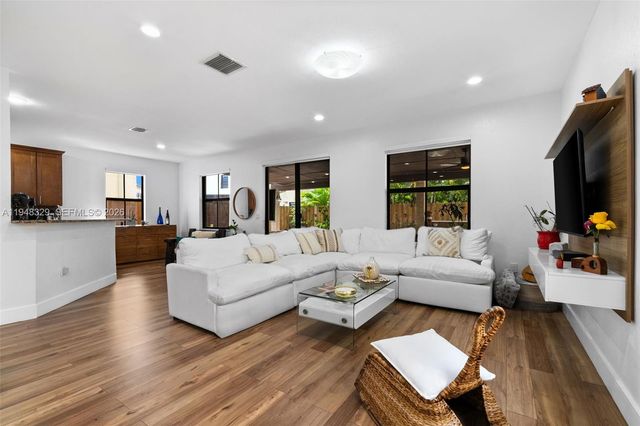 8658 NW 99th Path, Doral, FL 33178