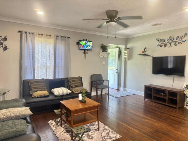 19 4th Avenue N, Texas City, TX 77590