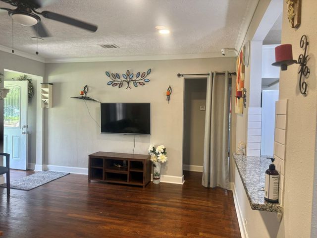 19 4th Avenue N, Texas City, TX 77590