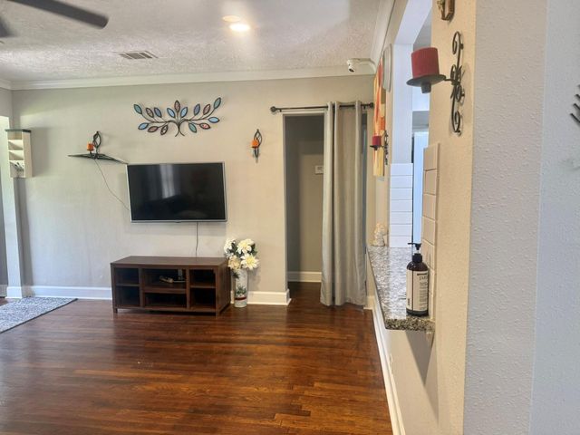 19 4th Avenue N, Texas City, TX 77590