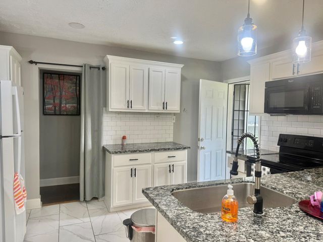 19 4th Avenue N, Texas City, TX 77590