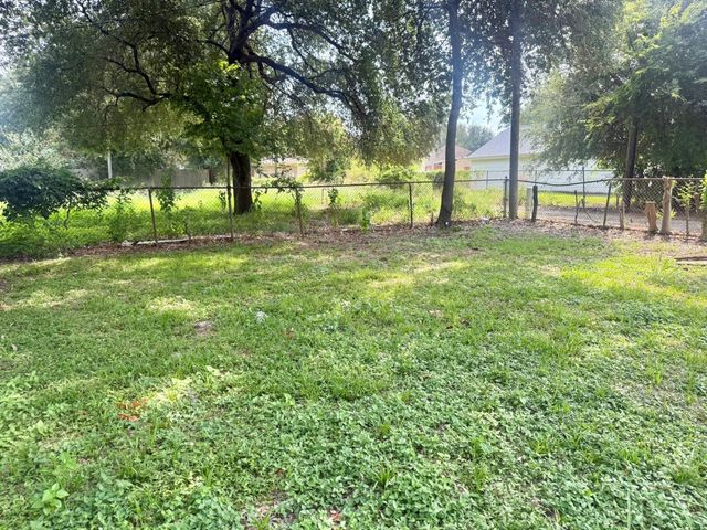 19 4th Avenue N, Texas City, TX 77590