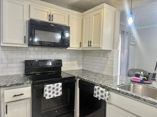 19 4th Avenue N, Texas City, TX 77590